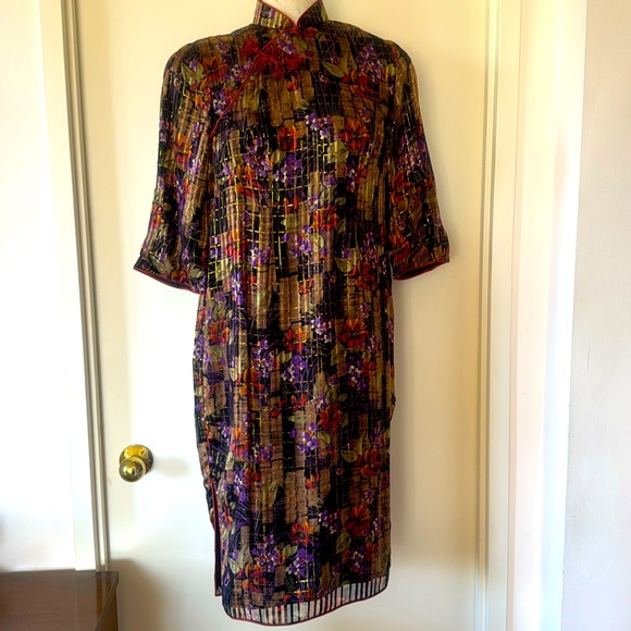 💕Vintage 💯Silk Chinese Cheongsam Floral Print, Gold Thread 8 EUC - Picture 1 of 13